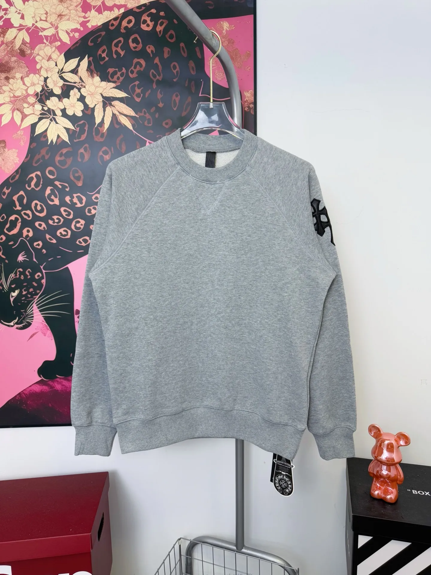 P220 Crowley logo embroidered round neck sweatshirt. Same style as ChromeHearts counters. Made of 400g double-ply double-yarn pure cotton fabric. 32-count double yarn. Very textured on the handle. Three-dimensional and atmospheric. Versatile and easy to wear in autumn. Simple and elegant. Adopts os version. The upper body effect is great. Suitable for all body types. Soft and comfortable. Offset CH letters on the front and horseshoe embroidery on the right. Small mark on the hem. Resistant to machine washing. Does not fade or deform. Complete accessories, original mold opening, perfect restoration of zp 2:1, same style for men and women, versatile and not picky, size s m l xl color gray